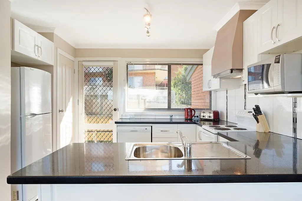 Panoramic Townhouses By Lisa Merimbula Guest house